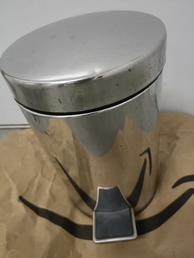 Cubo basura para baño con pedal.