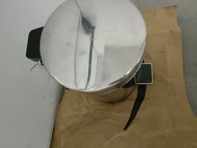 Cubo basura para baño con pedal.