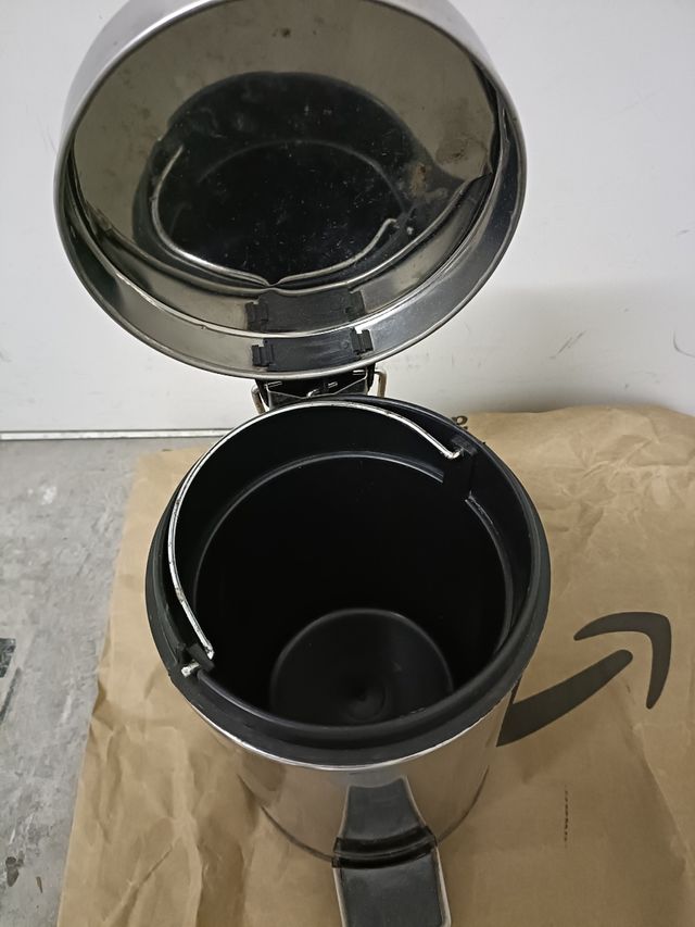 Cubo basura para baño con pedal.