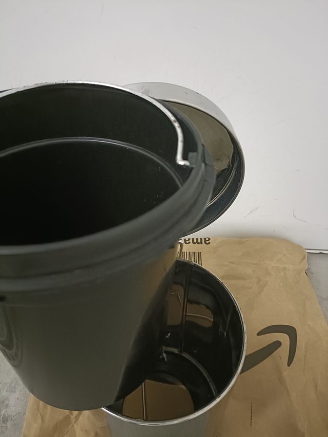 Cubo basura para baño con pedal.