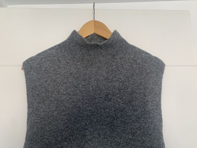 Vestido corto gris marengo de Zara. Talla M