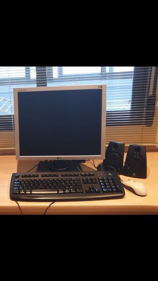 Pantalla, teclado, altavoces y ratón