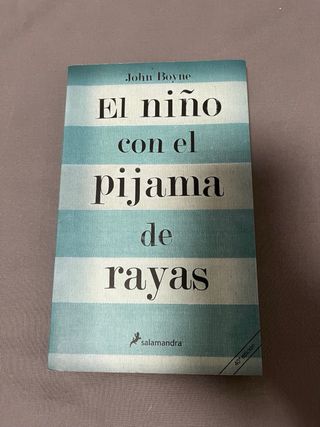 El niño con el pijama de rayas