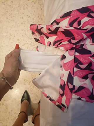 Vestido con etiqueta.