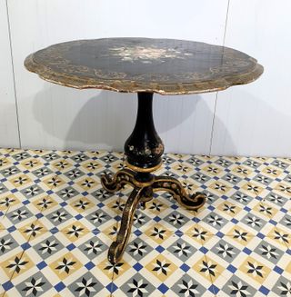 Antigua mesa auxiliar pintada a mano