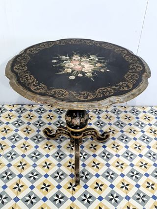 Antigua mesa auxiliar pintada a mano