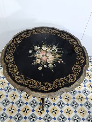 Antigua mesa auxiliar pintada a mano