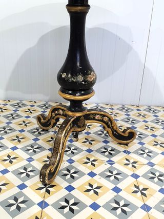 Antigua mesa auxiliar pintada a mano