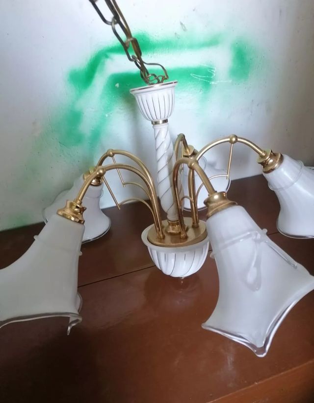 Lampadario con corpo in porcellana bracci in otton