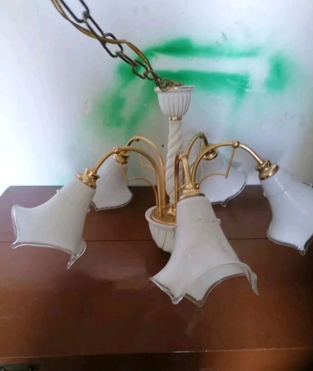 Lampadario con corpo in porcellana bracci in otton