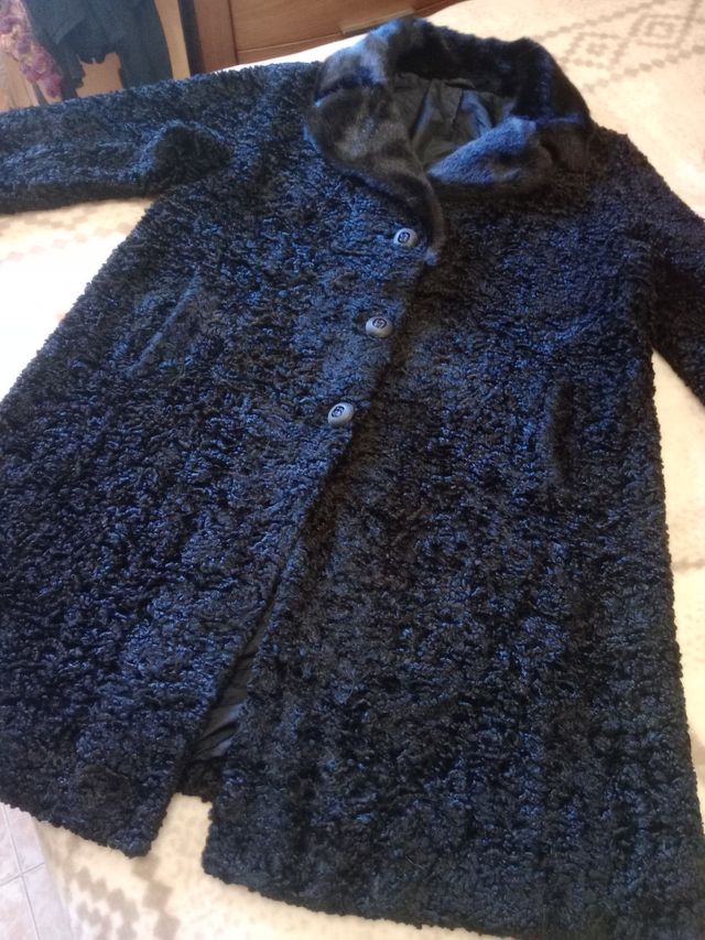 Abrigo de Astracán y pelo negro