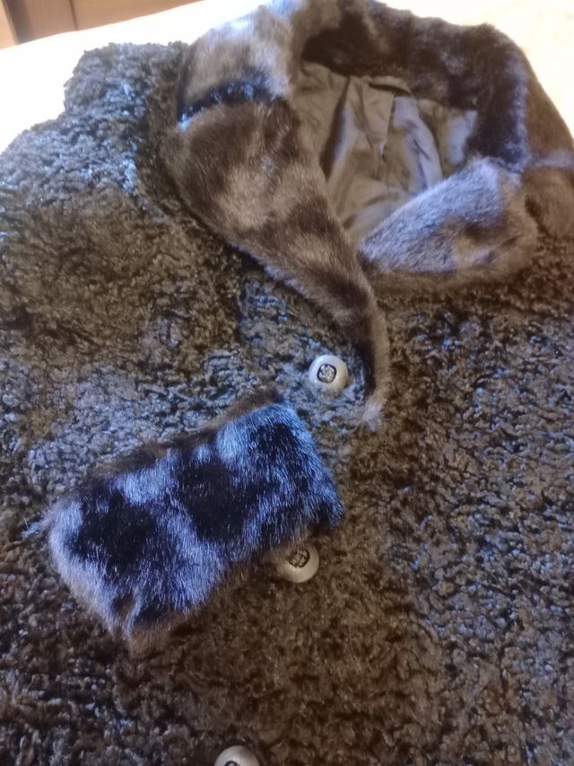 Abrigo de Astracán y pelo negro