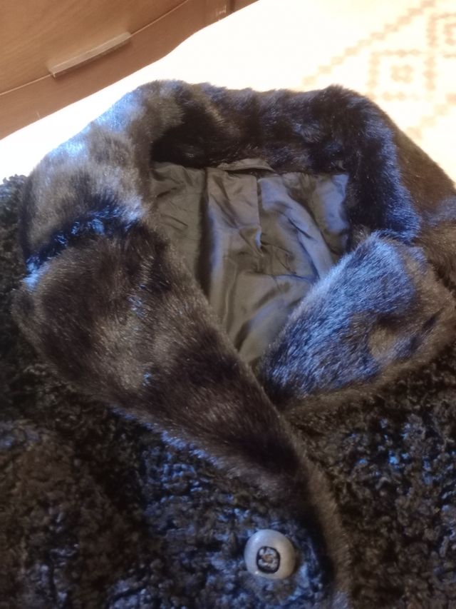 Abrigo de Astracán y pelo negro