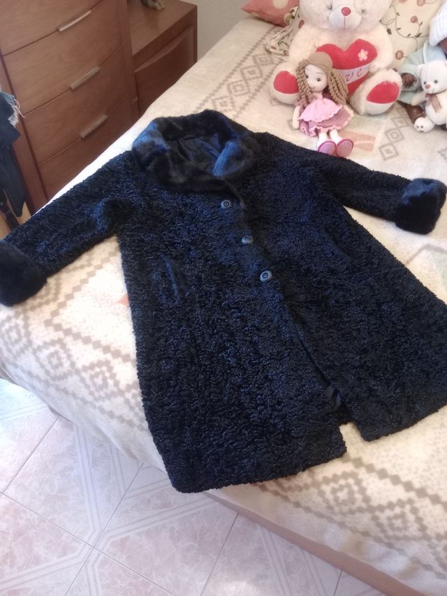 Abrigo de Astracán y pelo negro