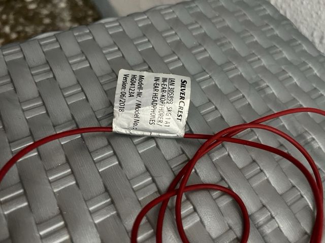 Auriculares rojos con cable