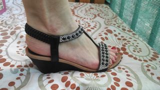 Sandalia cuña negras y strass N°37