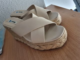 Sandalia cuña de piel 