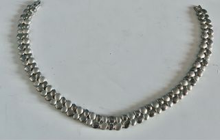 Collana elegante in acciaio vintage