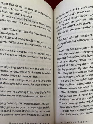 Libro Among the hidden