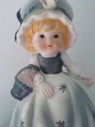 Statuina in ceramica con carillon