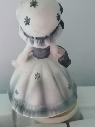 Statuina in ceramica con carillon