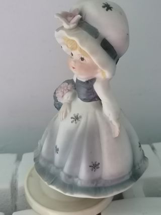 Statuina in ceramica con carillon