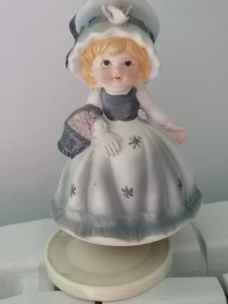 Statuina in ceramica con carillon