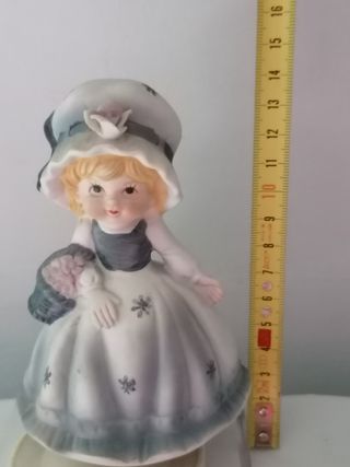 Statuina in ceramica con carillon