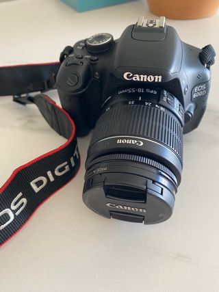Cámara reflex Canon EOS 600D con objetivo 18-55mm