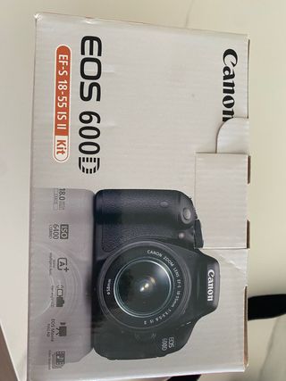 Cámara reflex Canon EOS 600D con objetivo 18-55mm