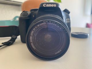 Cámara reflex Canon EOS 600D con objetivo 18-55mm