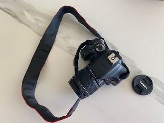 Cámara reflex Canon EOS 600D con objetivo 18-55mm