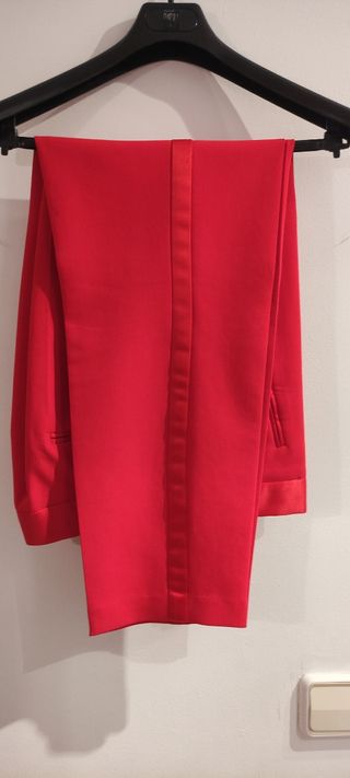 Traje smoking rojo Zara. Talla L