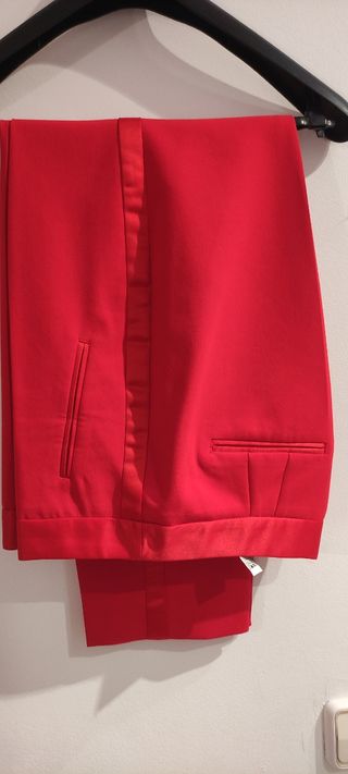 Traje smoking rojo Zara. Talla L
