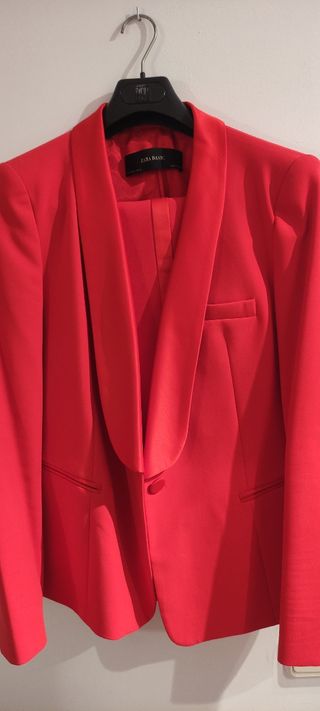 Traje smoking rojo Zara. Talla L
