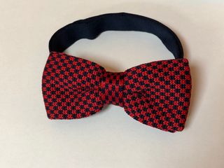 Pajarita roja de crochet