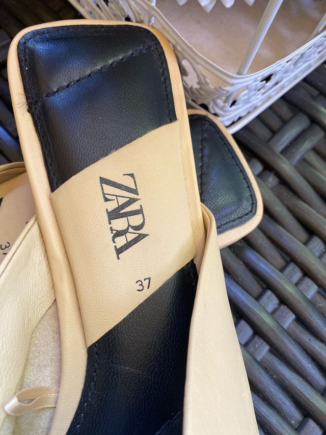 Zapato bajo tipo pala de Zara
