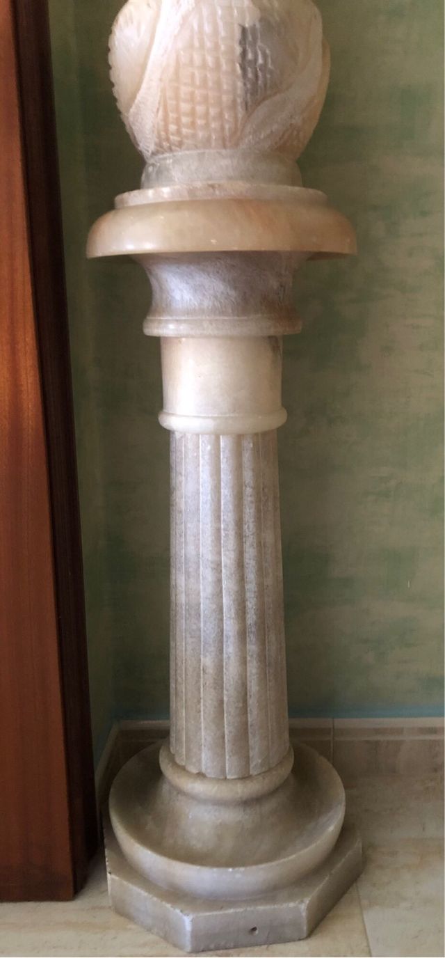Columna y jarrón de mármol