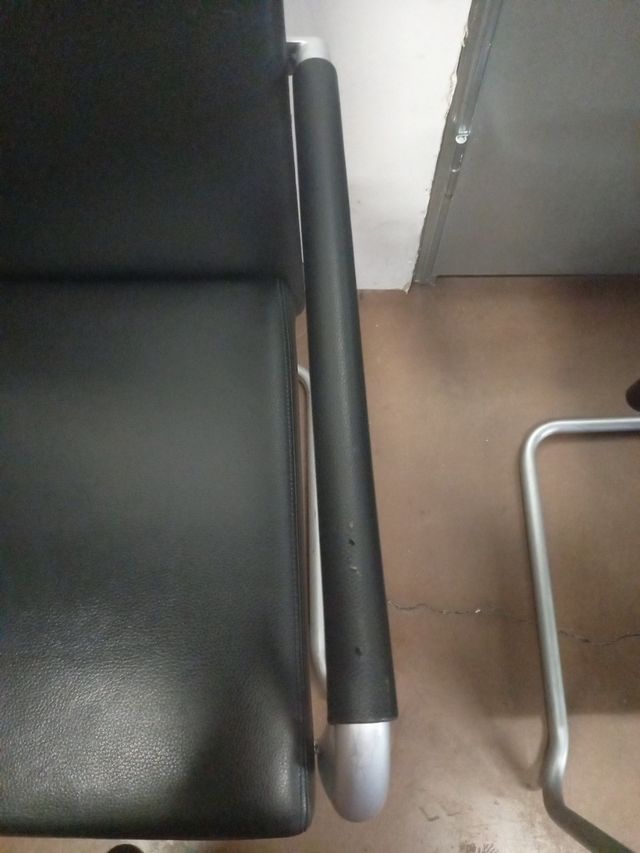 Silla cuero negro confidente