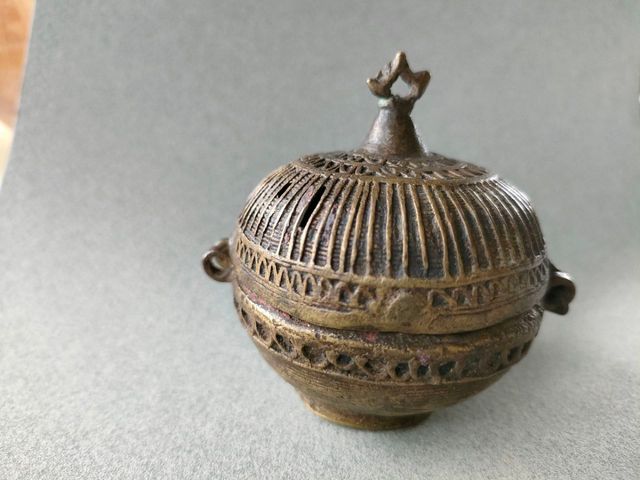 Antico contenitore in bronzo indiano
