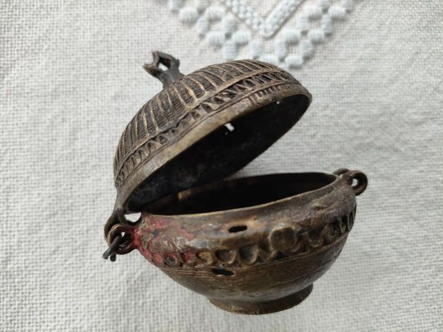 Antico contenitore in bronzo indiano