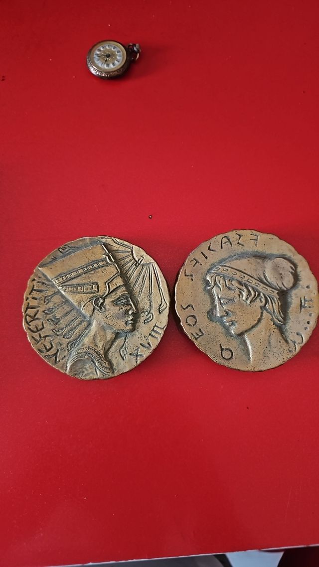 Par de colgadores antiguos