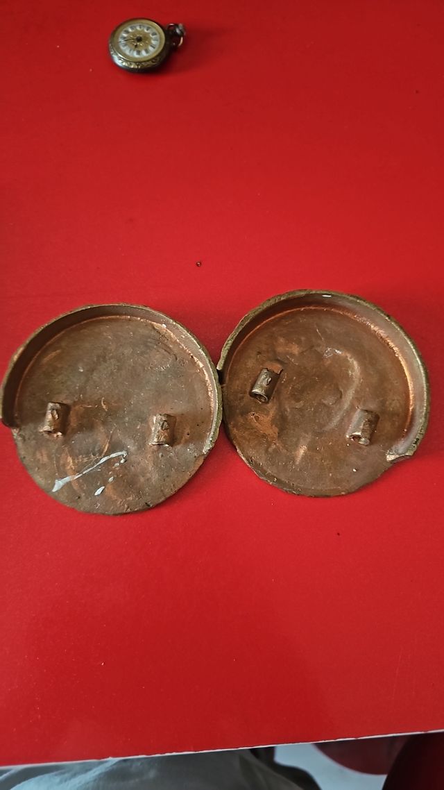 Par de colgadores antiguos