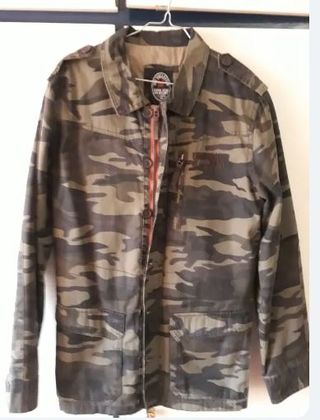 Chaqueta color camuflaje