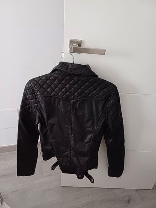 Cazadora de piel con etiqueta 