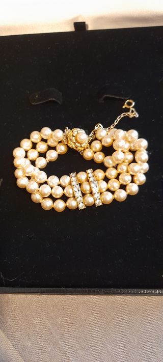 PULSERA DE PERLAS  MAJORICASVITANGE TIENE 3 FILAS 
