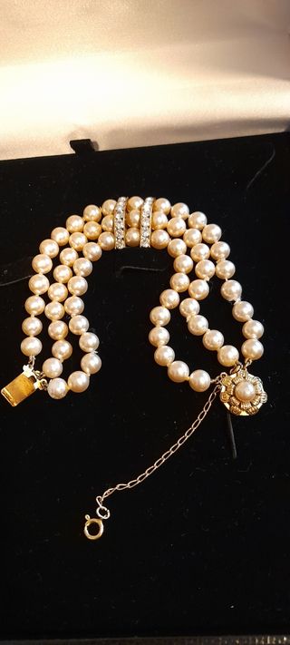 PULSERA DE PERLAS  MAJORICASVITANGE TIENE 3 FILAS 