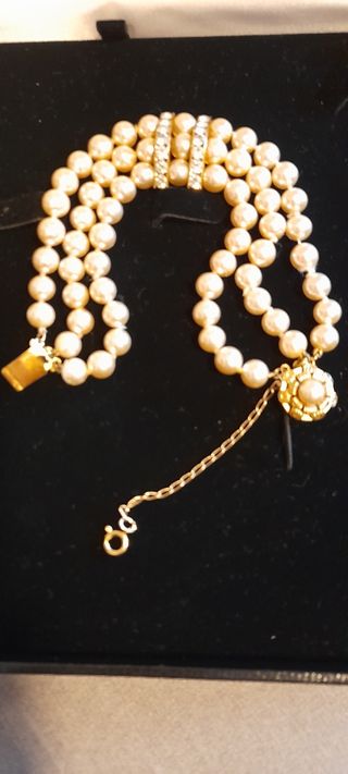 PULSERA DE PERLAS  MAJORICASVITANGE TIENE 3 FILAS 