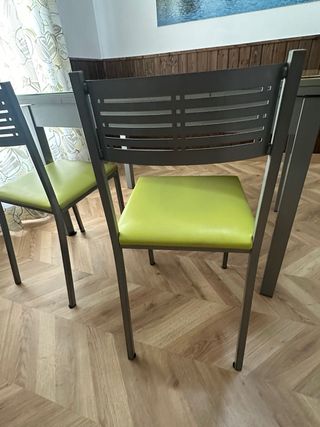 Mesa y sillas de cocina