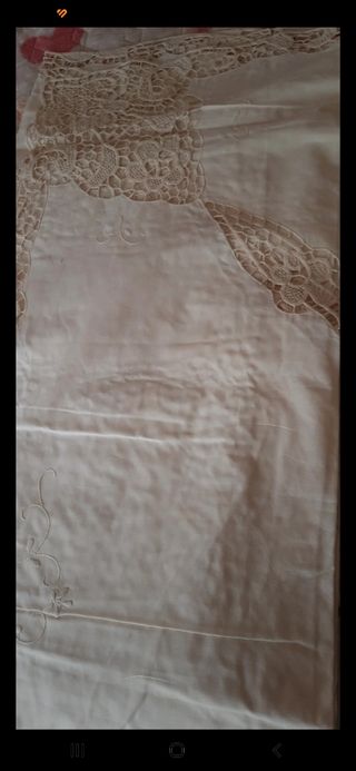 Copriletto artigianale ricamato a mano